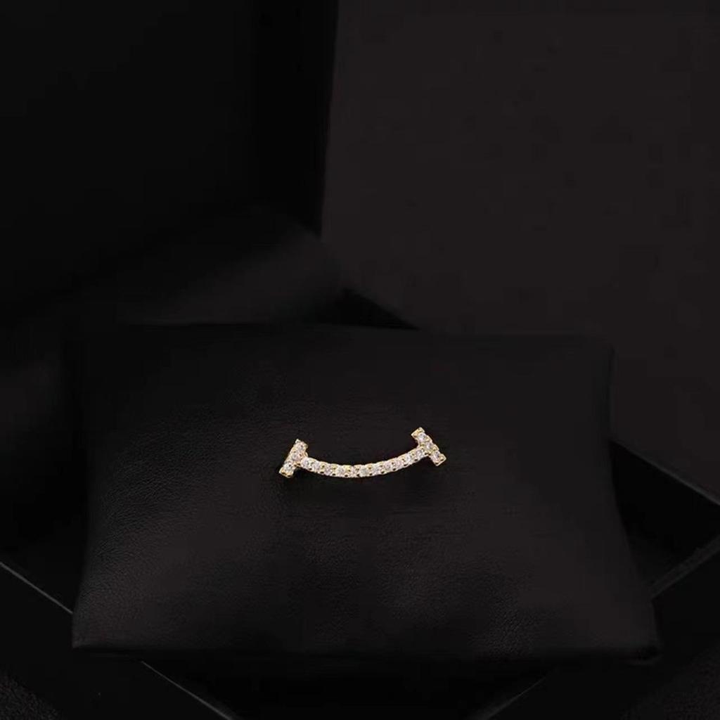 Exquisite Smile Face Brooch - Polished Simple Design for Shirt Collar