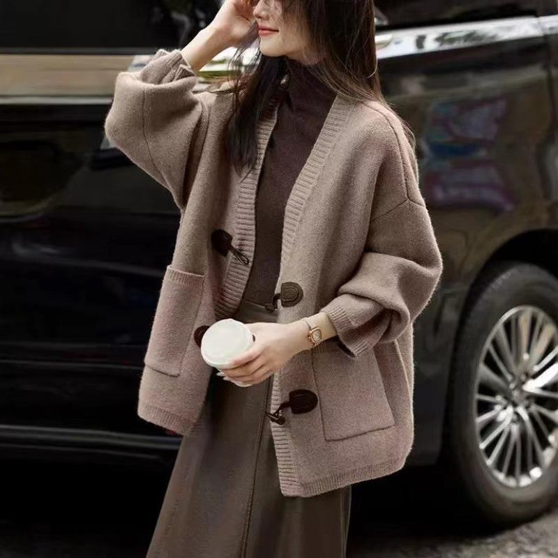 

Осень и зима новая мода свободный ленивый вязаный кардиган женский роговая пуговица однотонный V-образный вырез свитер куртка one size fits all хаки