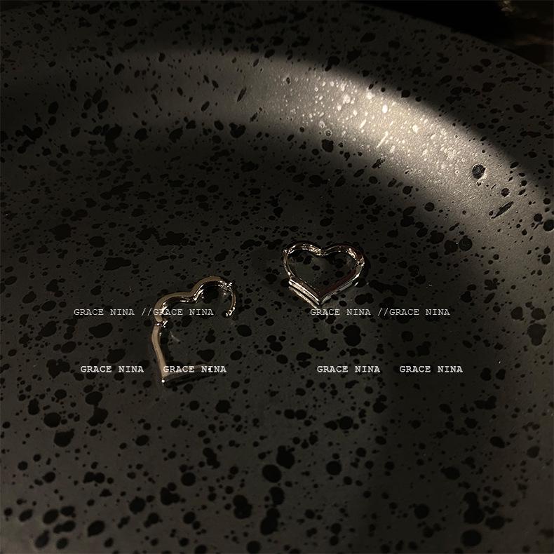 

2024 Минималистичные серьги-пусеты в форме сердца для женщин - Универсальные модные каффы