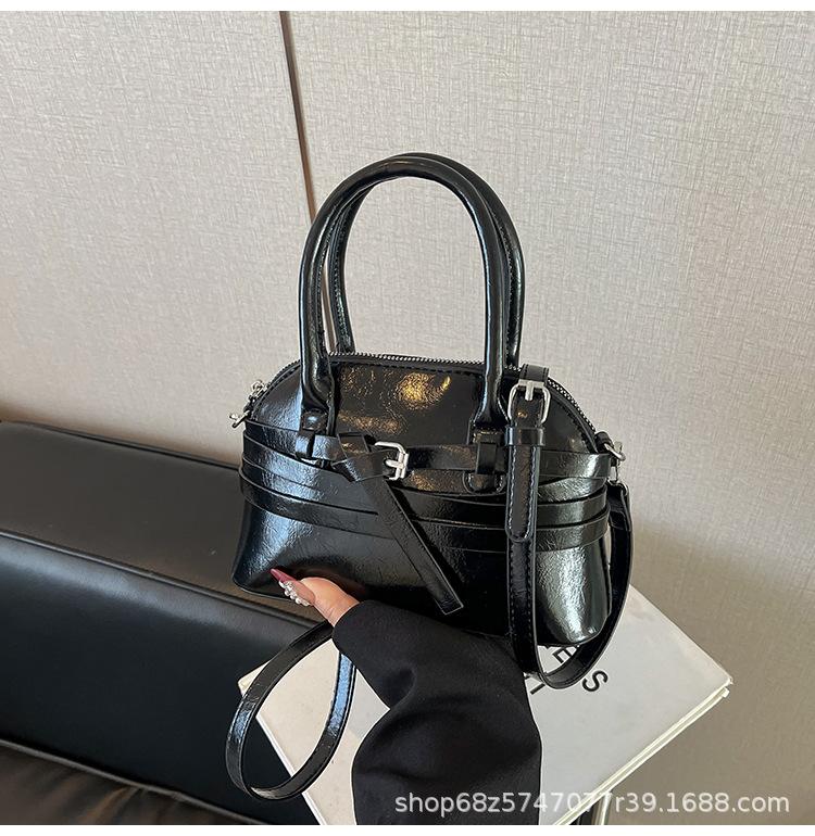 2025 New American Retro Niche Design Simple Commuter Shoulder Crossbody Bag Trendy Fashion Handbag