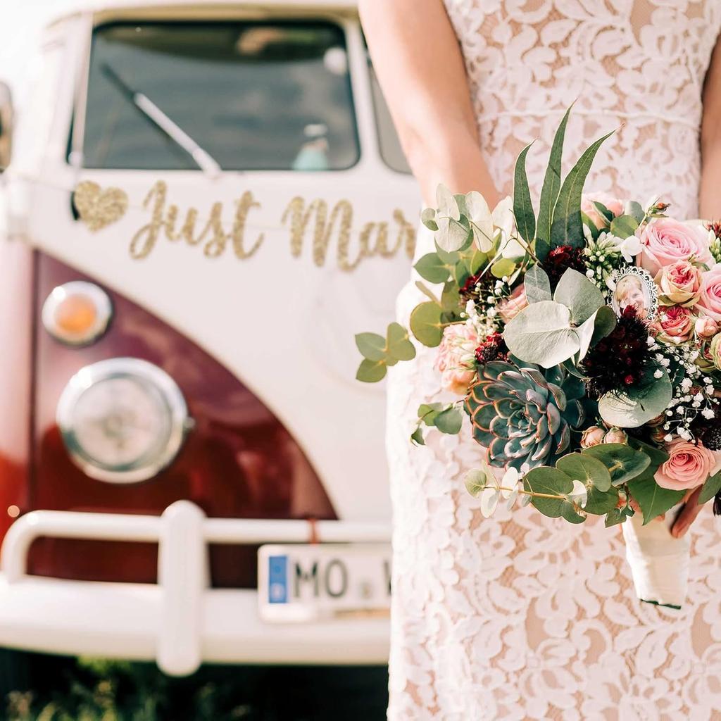 Pre-strung Just Married Banner - No DIY - Gold Glitter Wedding Party Banner in Script - Pre-strung Garland on 6 ft Strand - Gold Wedding Reception