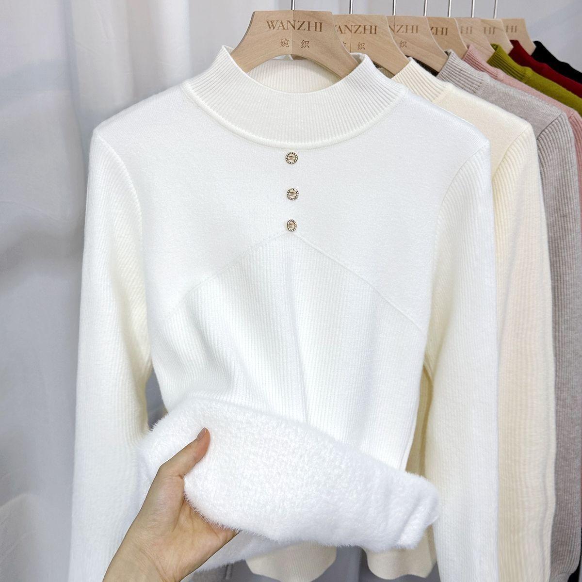 

Женский свитер с полувысоким воротником и толстой велюровой основой в сочетании с топом с длинными рукавами, надетым под него S белый