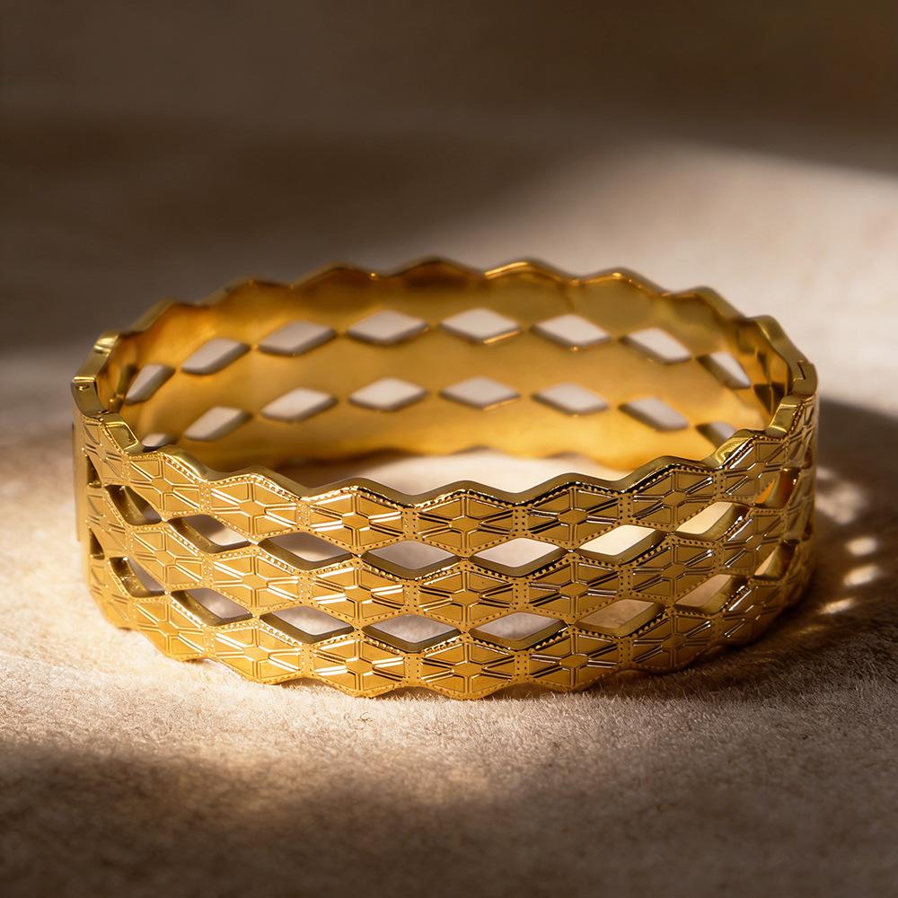 New Ethnic Style Hollow Bracelet Light Luxury Wide Version Women's Bracelet Geometric Jewelry