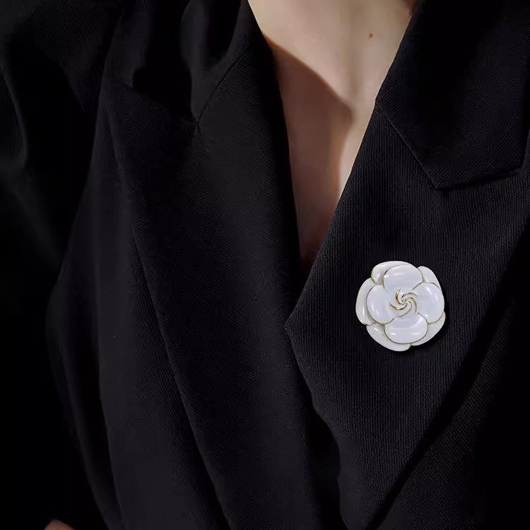 Xiaoxiangfeng Kamelia Brosch Högklassig Femininitet Retro Mångsidig Brosch Elegant Atmosfär Kappa Nål Med Tillbehör