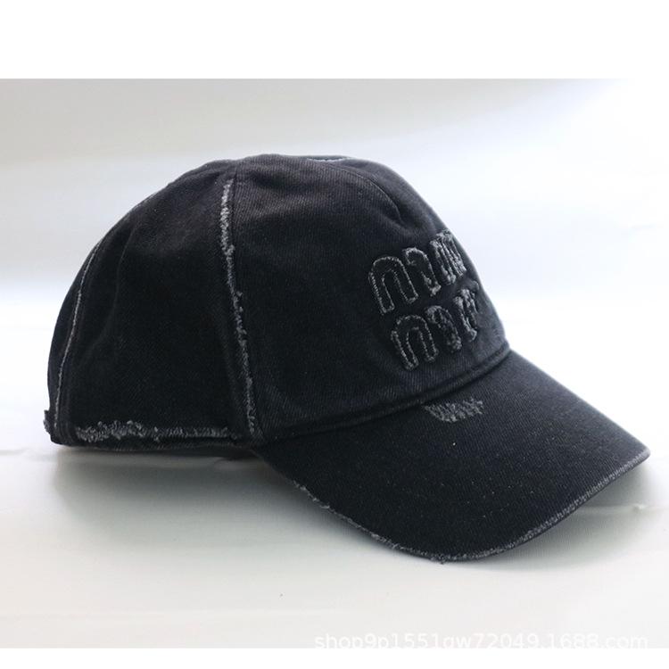 Dam Miu Hatt: 2025 Vår/Sommar Denim Applikation Broderi Basebollkeps - Tvättad, Riven Design.