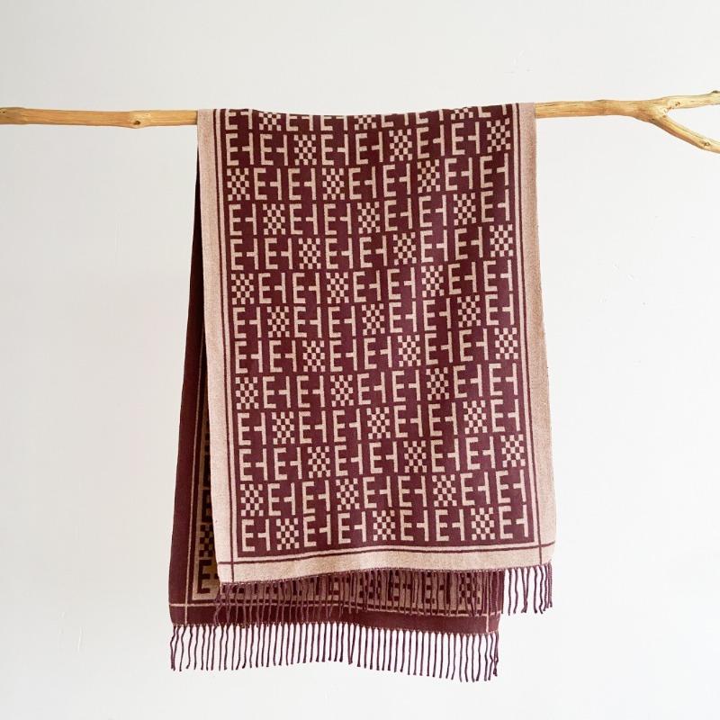 

Autumn and winter letter scarf double-sided classic fashion imitation cashmere shawl versatile scarf light luxury new 180x65cm темно-коричневого