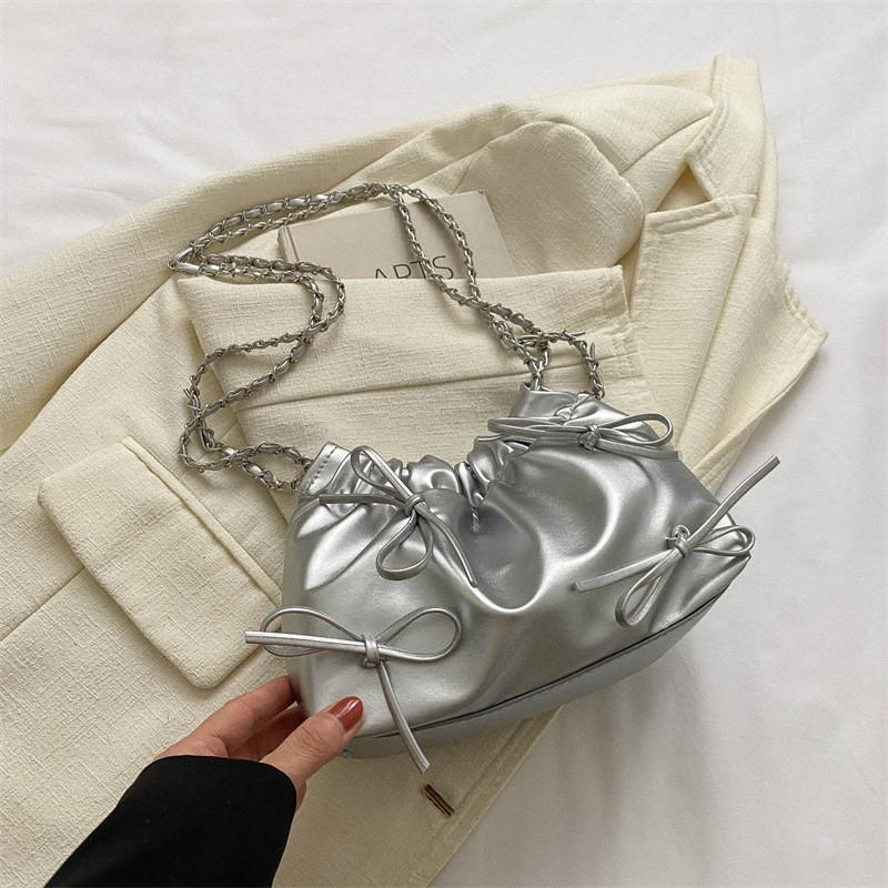 

Versatile Pu Leather Shoulder Bag For Women With Unique Stitched Design срібний