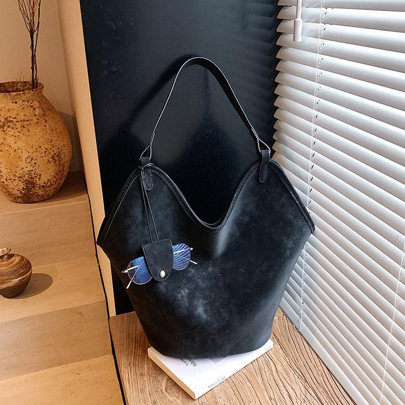 Large capacity bag women's bag 2025 new autumn and winter versatile commuter shoulder bag fashion and high sense portable tote bag