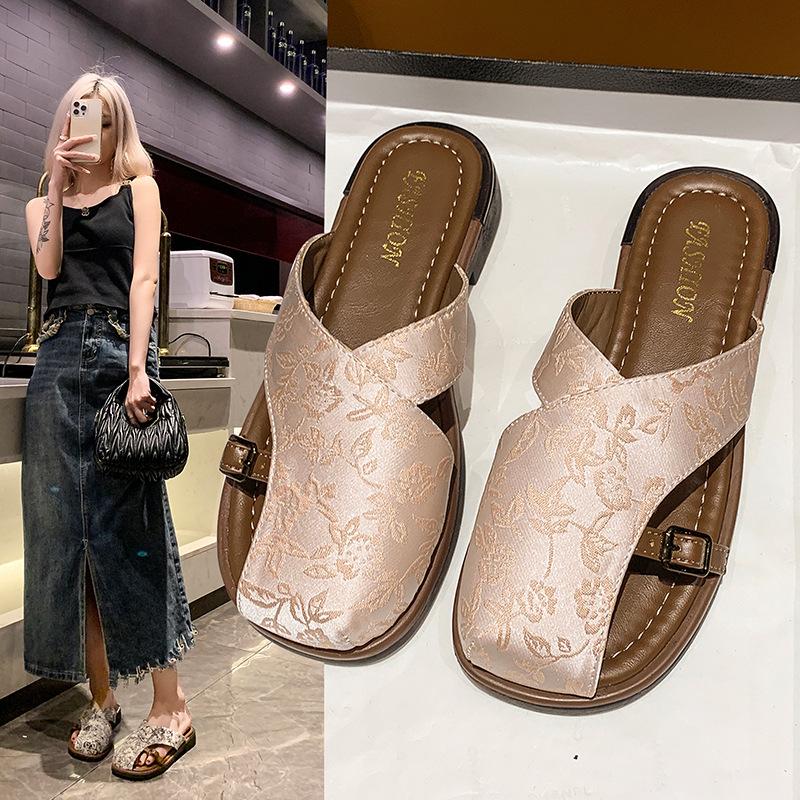 

French flat-soled retro cover toe cool slippers women s shoes wear 2025 new summer going out beach sandals 40 розовый