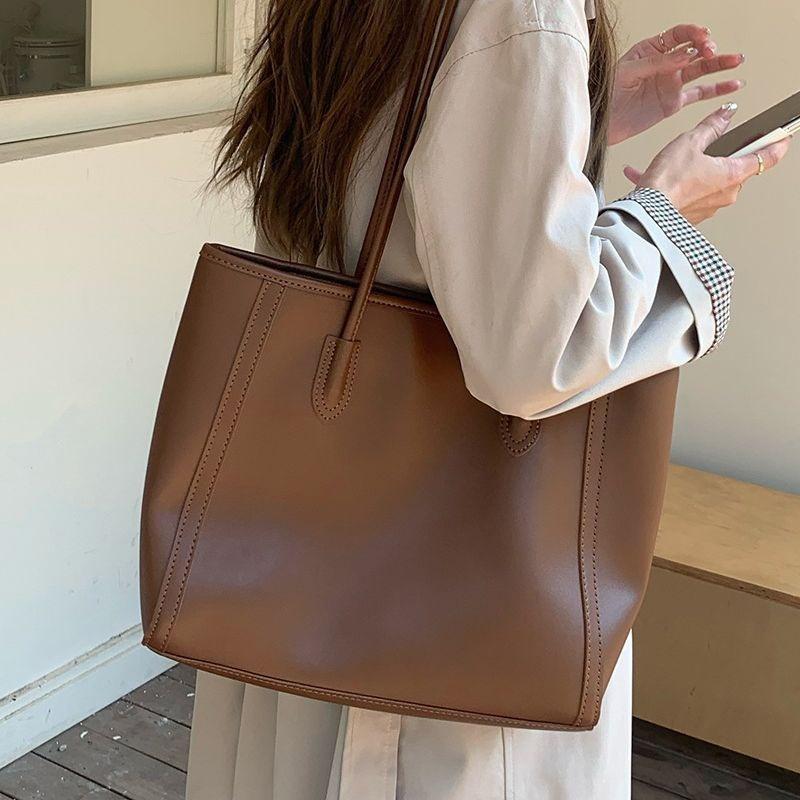2026 Women New Korean Style Versatile Tote Bag Fashion Shoulder Commute Bag Female Classic Retro Large Capacity Casual Handbag