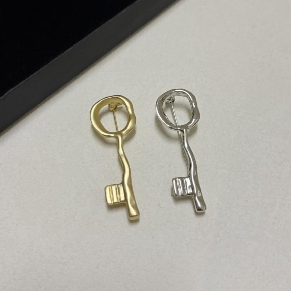 Spilla a forma di chiave in lega di zinco Design con foro per serratura Spilla decorativa in metallo Accessorio per abito Cappotto Decorazione per abbigliamento