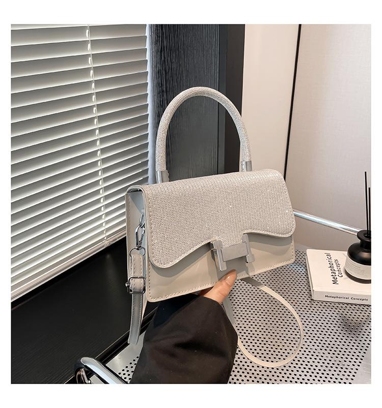 2025 New Niche Design Messenger Bag Autumn and Winter Versatile Fashion Women's Bag Simple Commuter Foreign Shoulder Bag