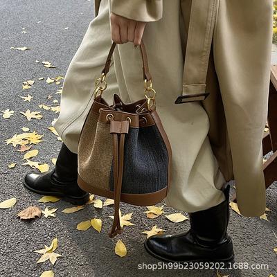 Beliebte kontrastfarbene kleine Taschen, neue Damen-Umhängetaschen für Herbst und Winter, modische tragbare Bucket Bags