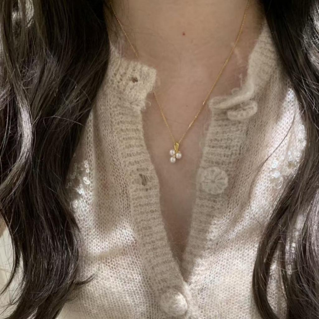 2026 French Pearl Grape String Pendant Necklace Exquisite and Simple Clover Premium Clavicle Chain Unique Neck Chain Female