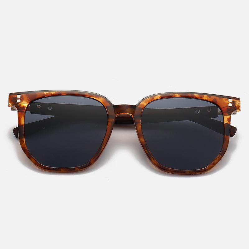 

Gradient Tea-Colored Blush Sunglasses - Black Frame, Unisex Fashion, Sun Protection. Non-Polarized