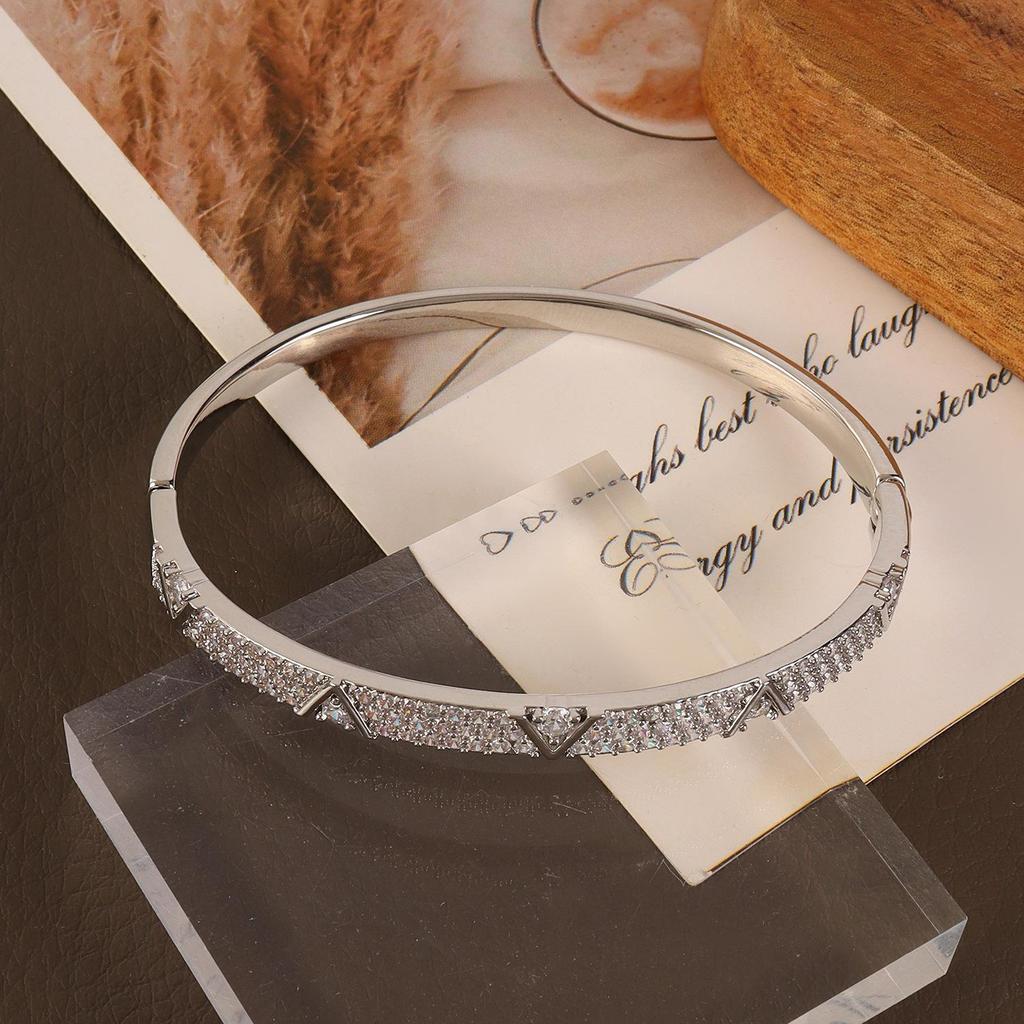 18K Gold-Plated Zircon Letter V Clasp Bracelet: Elegant Women's Light Luxury Jewelry