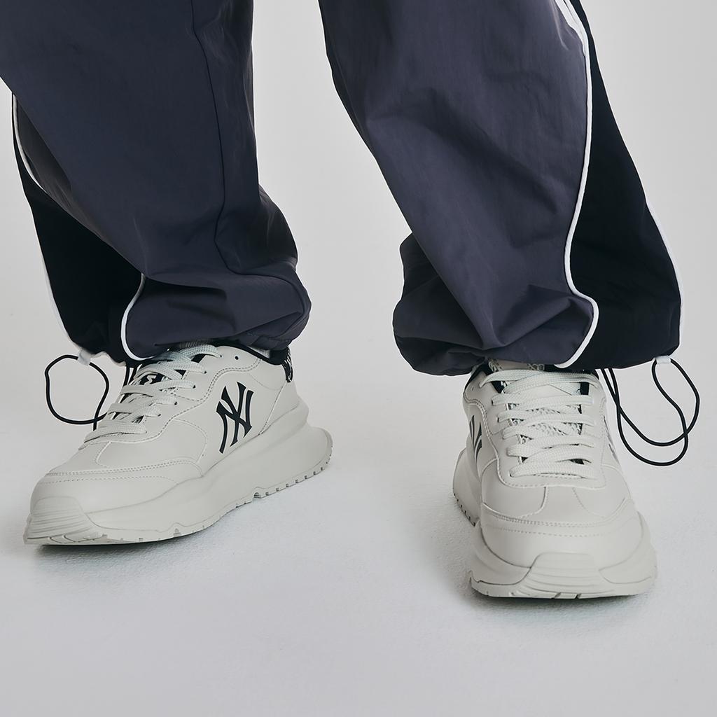 MLB Chunky Runner New York Yankees Comfortable Retro Fashion Low Top Casual City Commuting Running Shoes Unisex Sneaker Black 3ASHCRM3N-50BKS