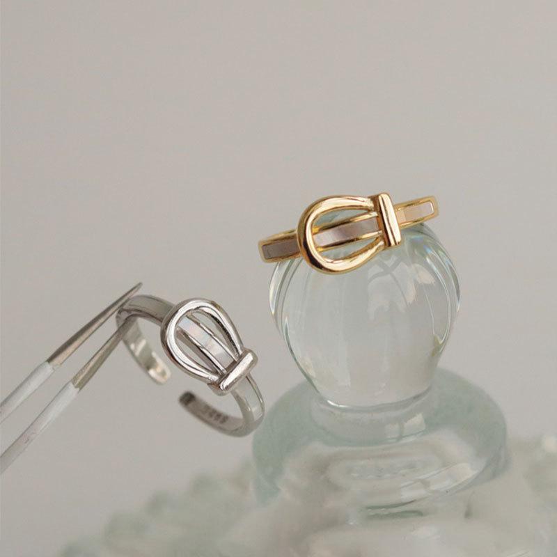 Silver S925 Contemporary Ring With Retro Shell Buckle Design Perfect For Fashion Women