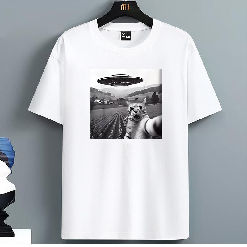 Cotton O-neck Short-Sleeve T-Shirt with Black-and-White Cat Taking Selfie Under UFO Graphic, Cr