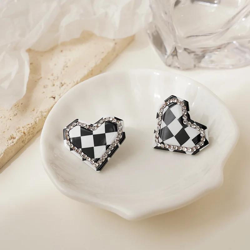 

Новые модные черно-белые шахматные серьги с персонализированными геометрическими серьгами в форме сердца с водными бриллиантами