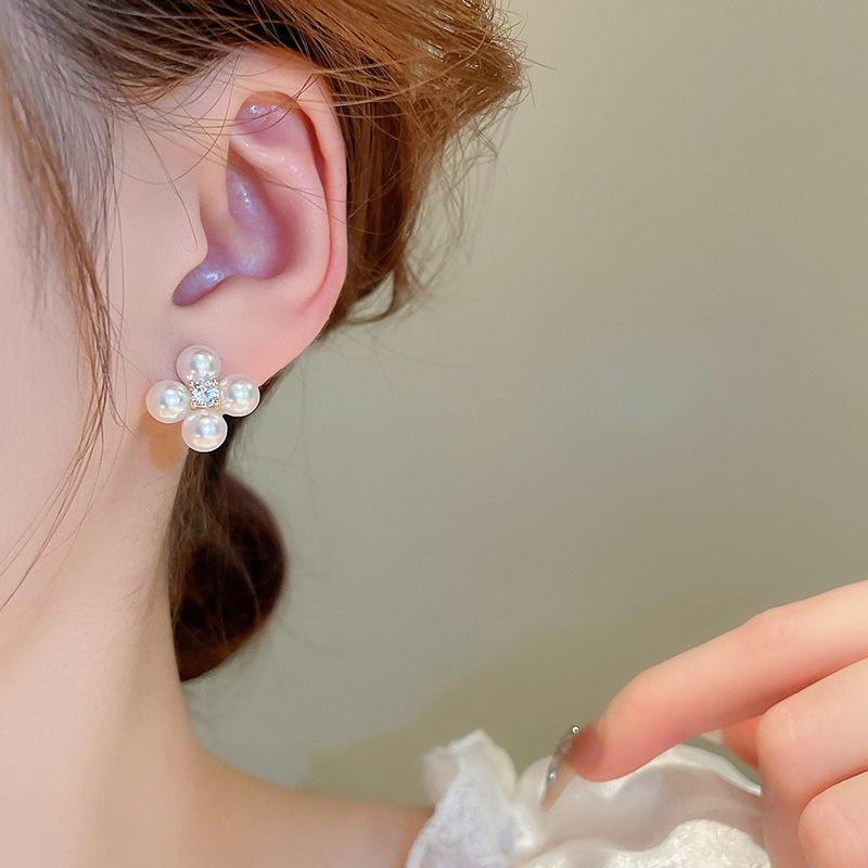 1Pair Simple Flower Pearl Sweet Earrings Trendy White Imitation Pearl Earrings For Women Elegant Bridal Wedding Jewelry