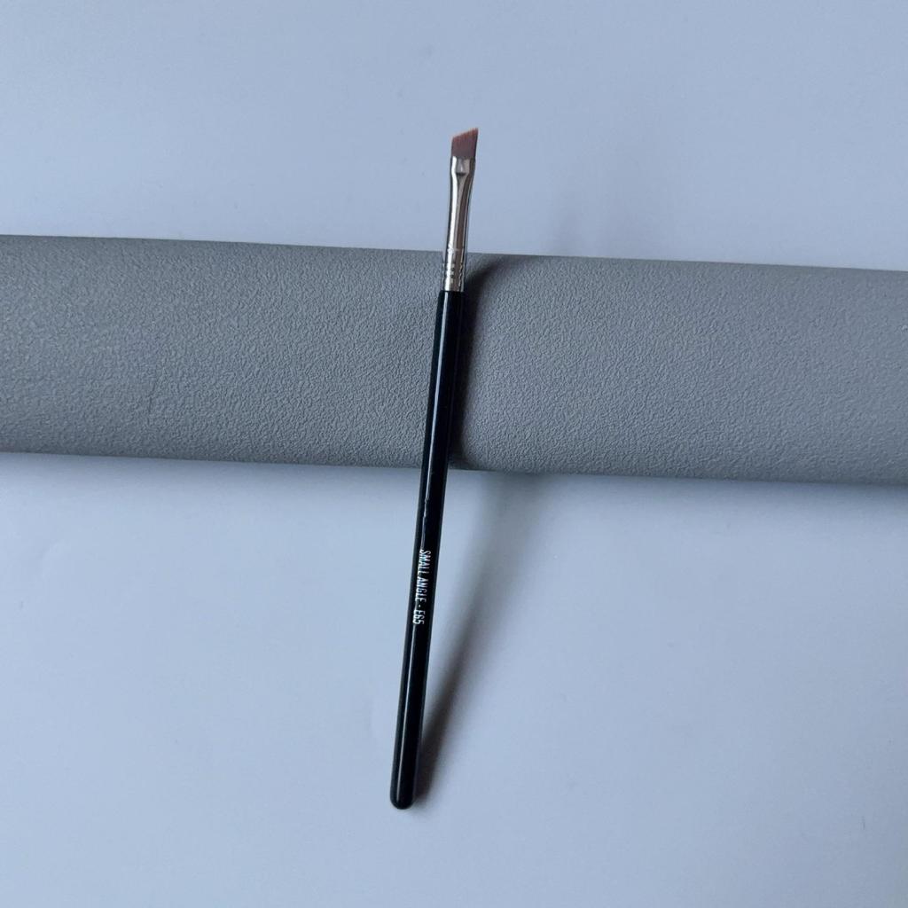 Pincel Chanfrado Sigma E70 para Sombras, Iluminador, Sobrancelhas e Delineador.