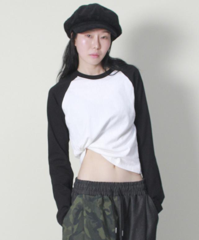 Deumakeu Color Mix Raglan Semi-Crop Long Sleeve T-Shirt Ivory & Black