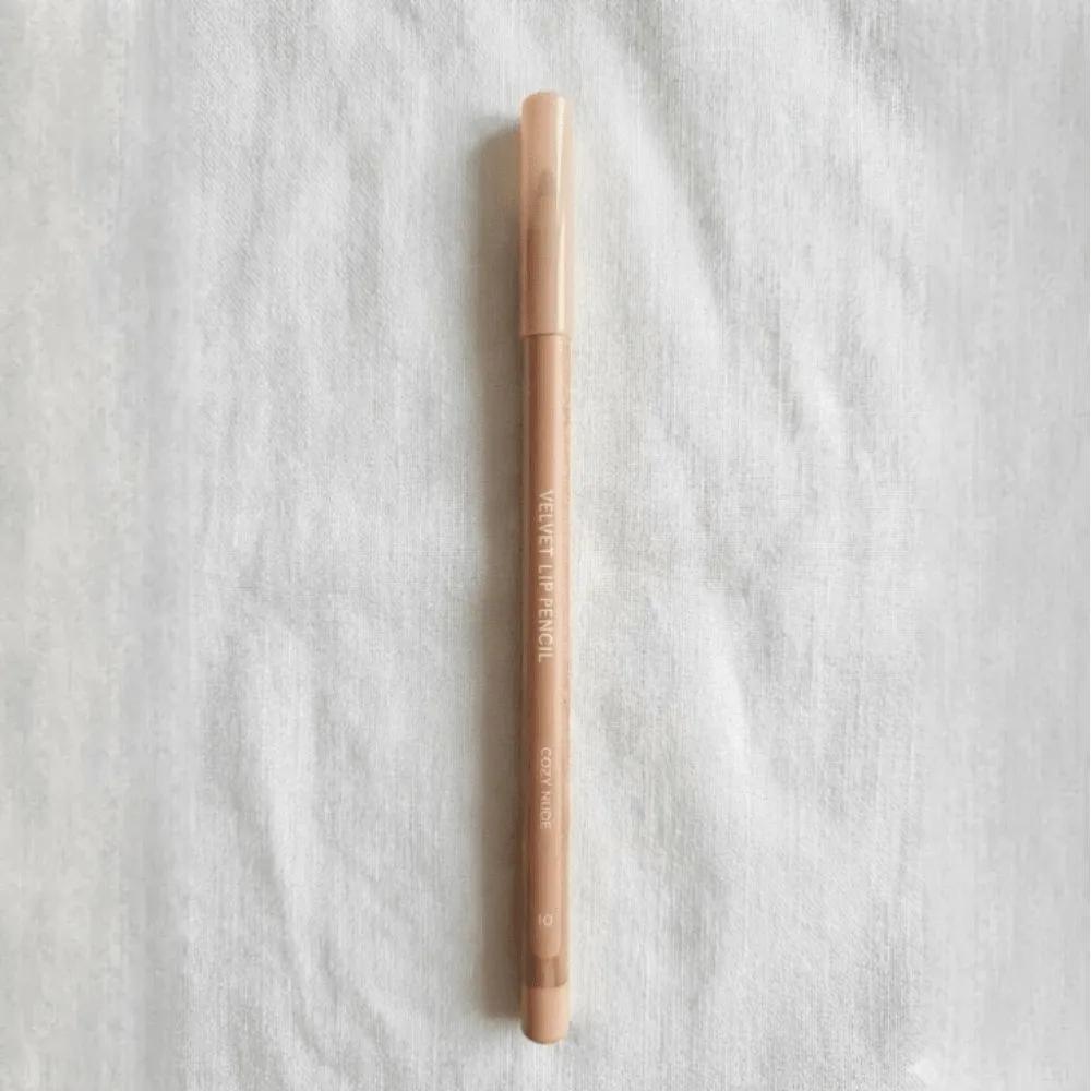 

Clio Velvet Lip Pencil Hazelnut Taupe No. 14 Hazelnut Topp No. 14