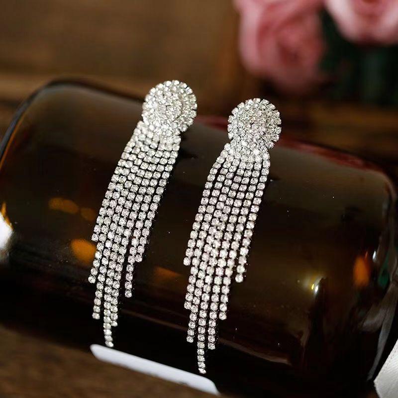 

Exaggerated Rhinestone Tassel Earrings: Retro & Chic Formal Wear Statement Piece серебряный