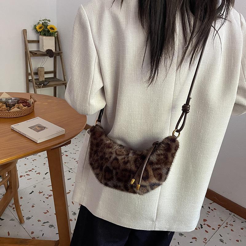 Retro style personalized leopard print Mao Mao women's dumpling bag autumn and winter new versatile commuter shoulder messenger bag