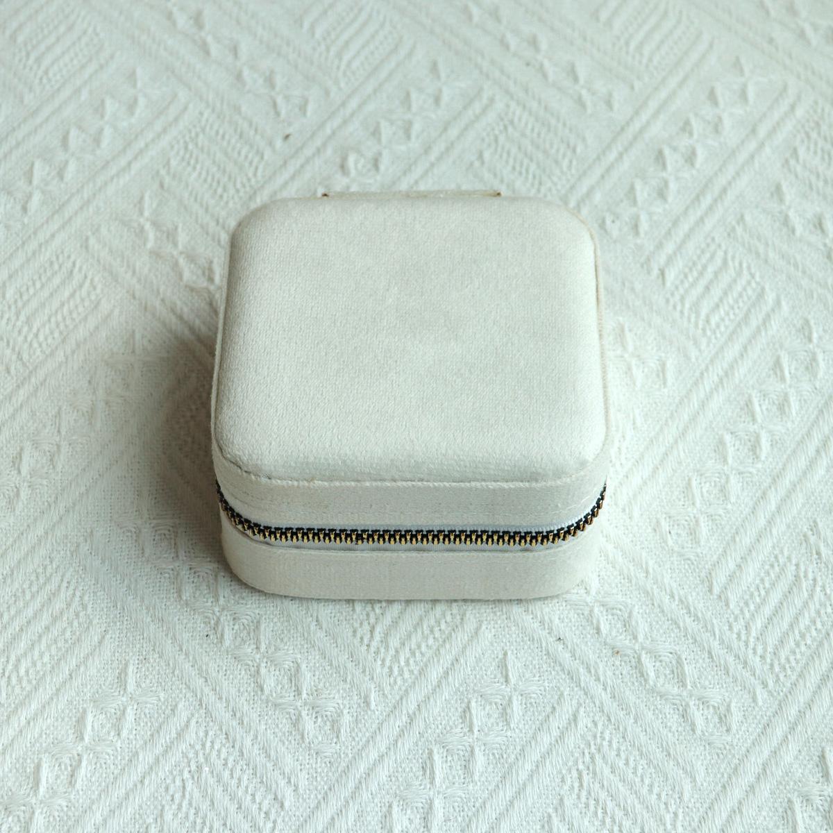 

1pc Multifunction Velvet Mini Jewelry Storage Box With Mirror Portable Necklace Earring Ring Zipper Square Jewelry Display Case белый