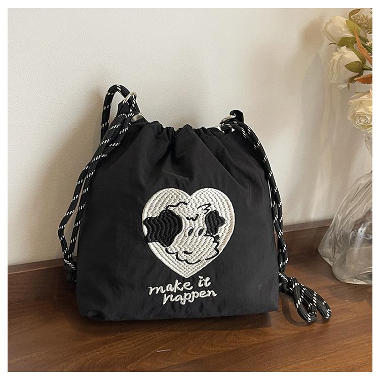 

Новая Мода Вышивка Портативный Нейлоновый Чехол для Мобильного Телефона Модный Универсальный Мешок с Затягивающимся Шнурком Милая Сумка-Мессенджер чёрный