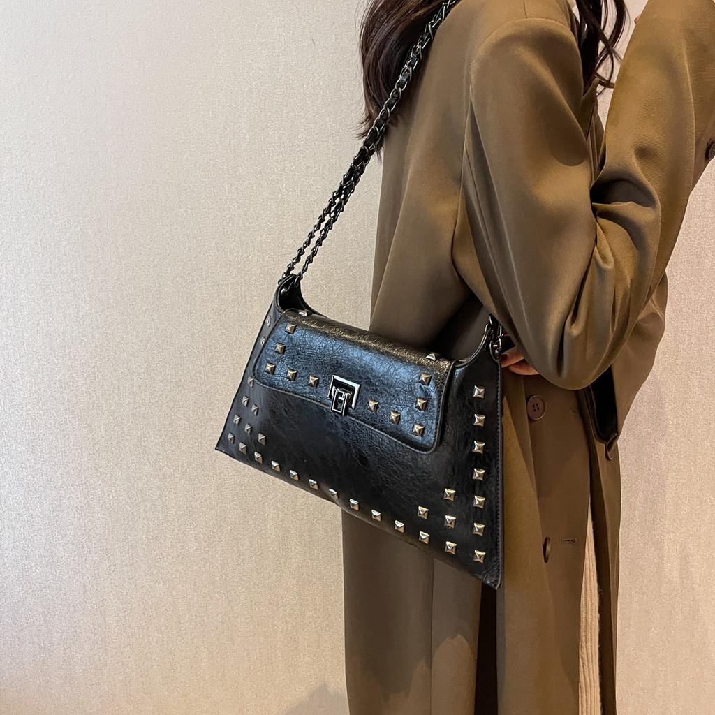 Vintage Handbag for Women; New Fashi Retro Envelope Shoulder Bag with a Unique Texture Chain Strap.
