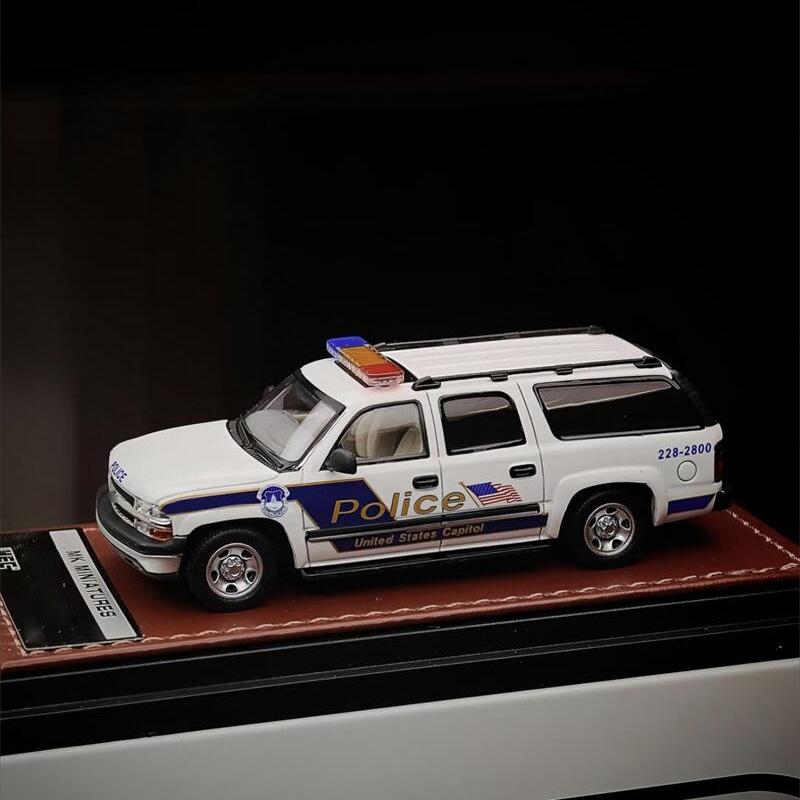 Mk Miniatures 1:64 2003 Suburban / Deville / H2 Diecast Modellauto
