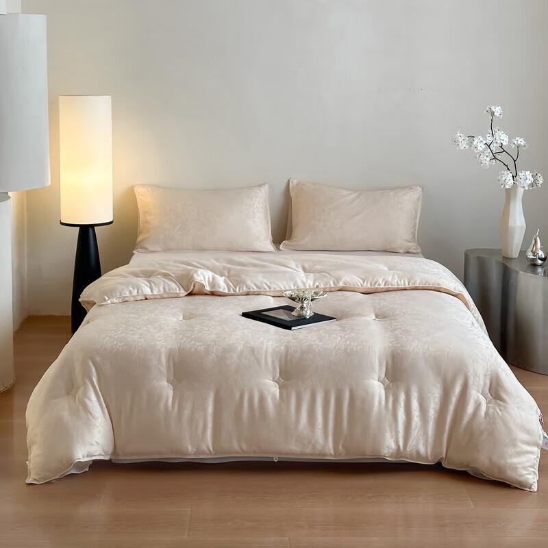 

POCHME Silver Jacquard All-Season Quilt