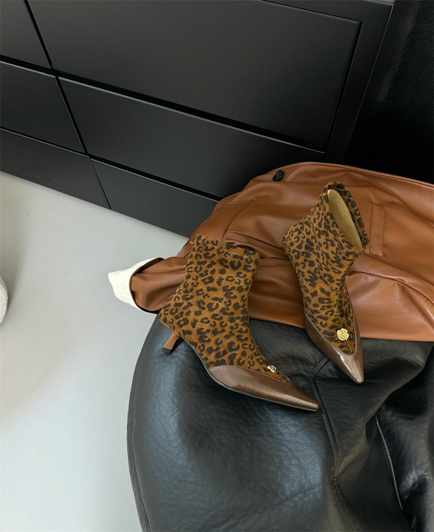 

Xiaoxiangfeng women s boots pointed toe thin heel small short boots spring and autumn 2025 new French retro suede temperament thin boots 40 леопард друку кольору