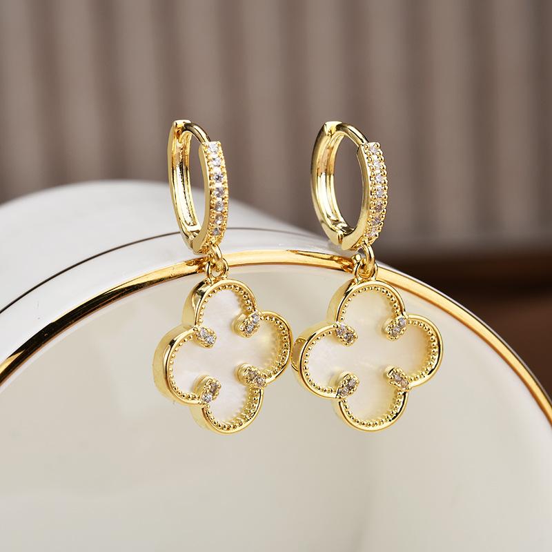 

Серьги «Четырехлистный клевер», Пусеты из ракушечного жемчуга, Дизайнерские украшения, Серьги с бриллиантами, Эффектные серьги