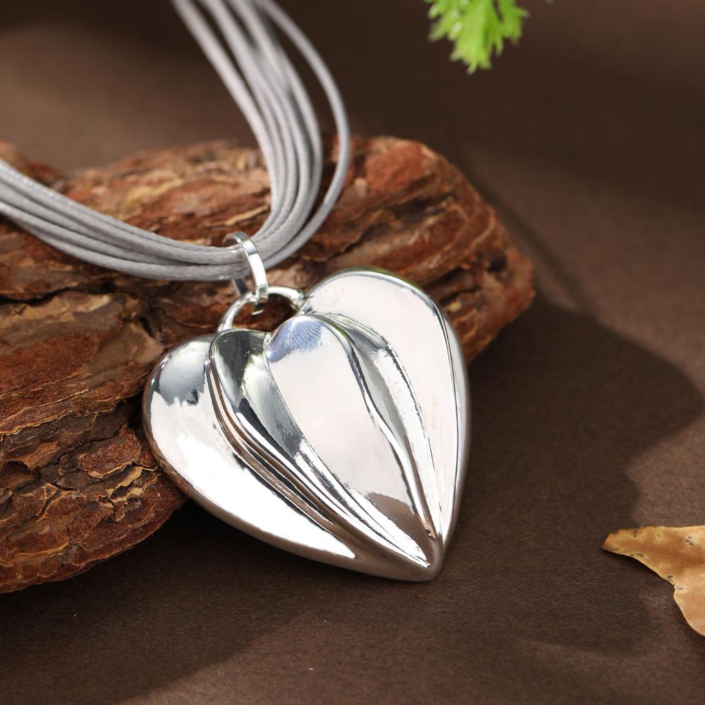 New glossy three-dimensional love magnetic pendant, women's fashion high-end geometric heart-shaped leather rope necklace