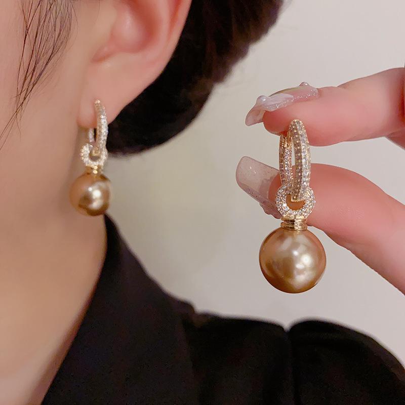 

Изысканные серьги с цирконом и кофейным жемчугом. Два стиля ношения. Нишевый дизайн. Чувственный темперамент. Женские серьги-ветры.