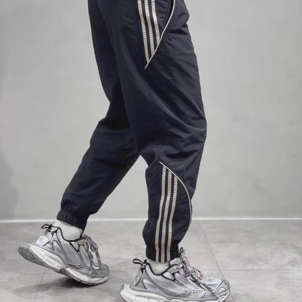 Herre Ungdom Vanntett Utendørs Fjellbukse - Tre-Stripe Design, Kjekk og Løs Passform, Egnet for Vår og Høst.