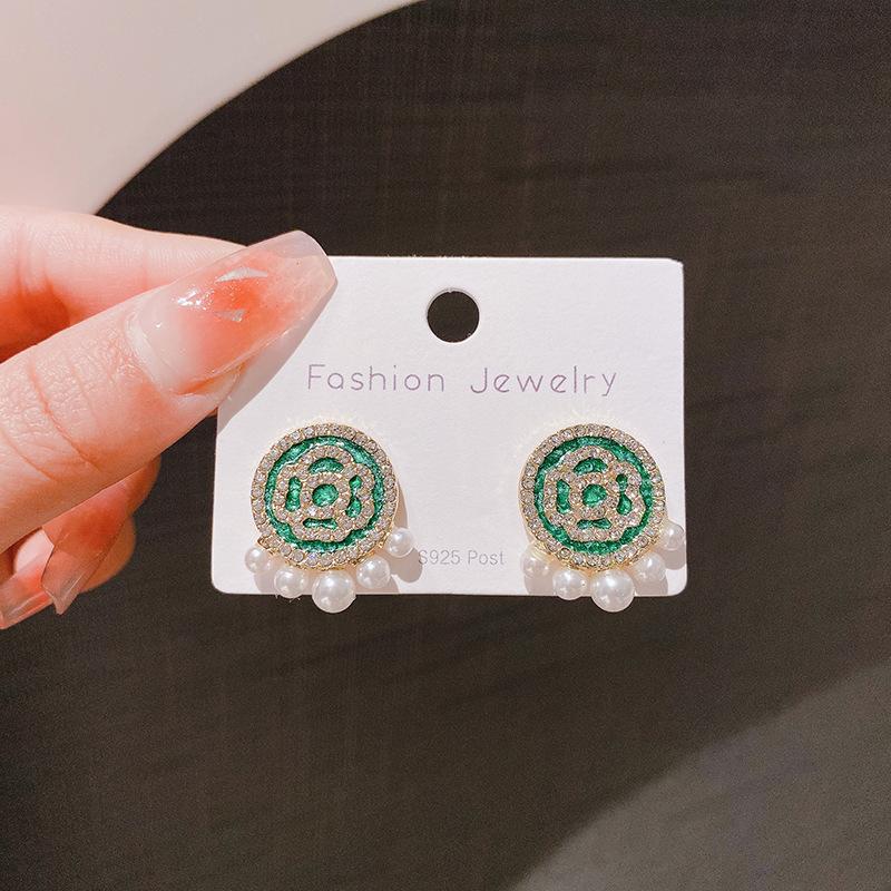 French elegance, high-end pearl super fairy stud earrings, personalized design, niche temperament, versatile and sweet earrings.