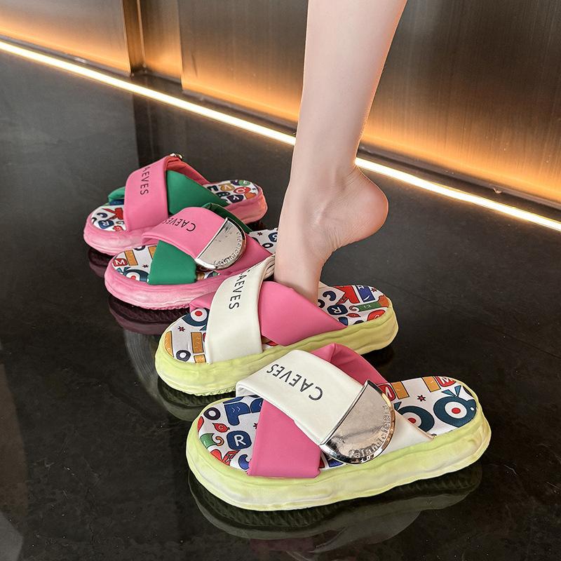 Internet Celebrities Super Hot European Goods Graffiti Thick-soled Beach Slippers Women Wear 2024 Summer New Stepping On Shit Sandals Women