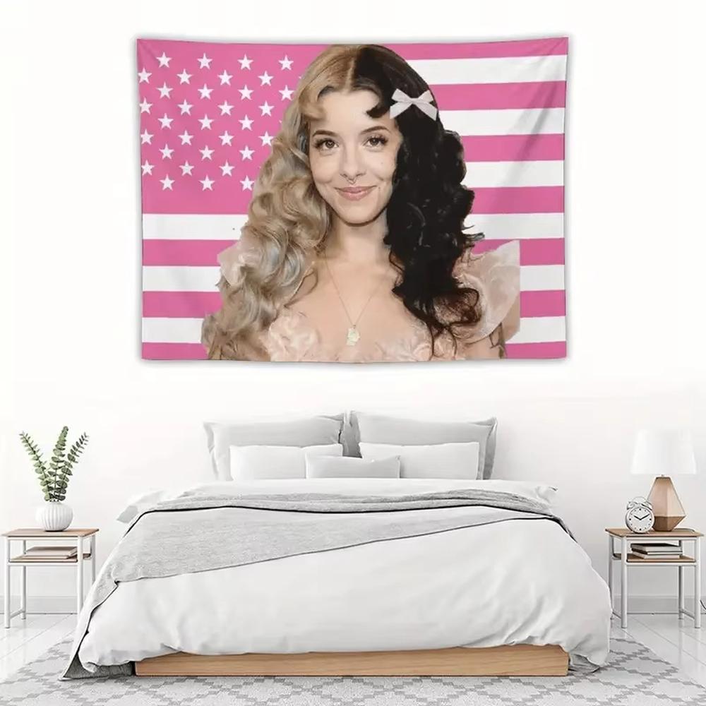 

Мелани Мартинес Гобелен с американским флагом Настенное панно Розовые и белые полосы Звезды Дизайн Подарок для фанатов Декор для гостиной Офиса 74x94cm(29x37in)