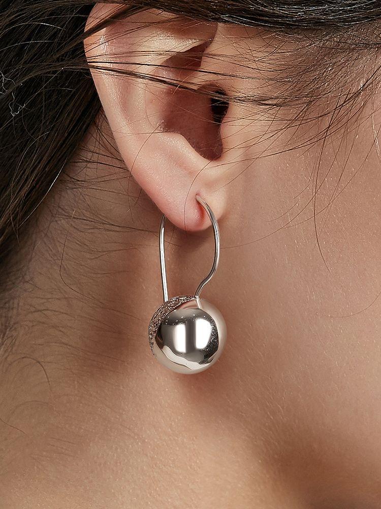 Kolczyki wiszące z kulką w kolorze srebrnym dla kobiet biżuteria kostiumowa modne dodatki