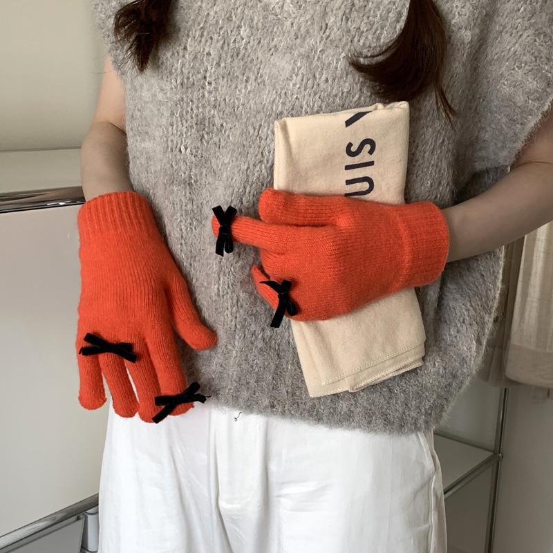 A New Warm Touchscreen Glove for A Cute Korean Cyclist with A Winter Bow and Five Fingers In