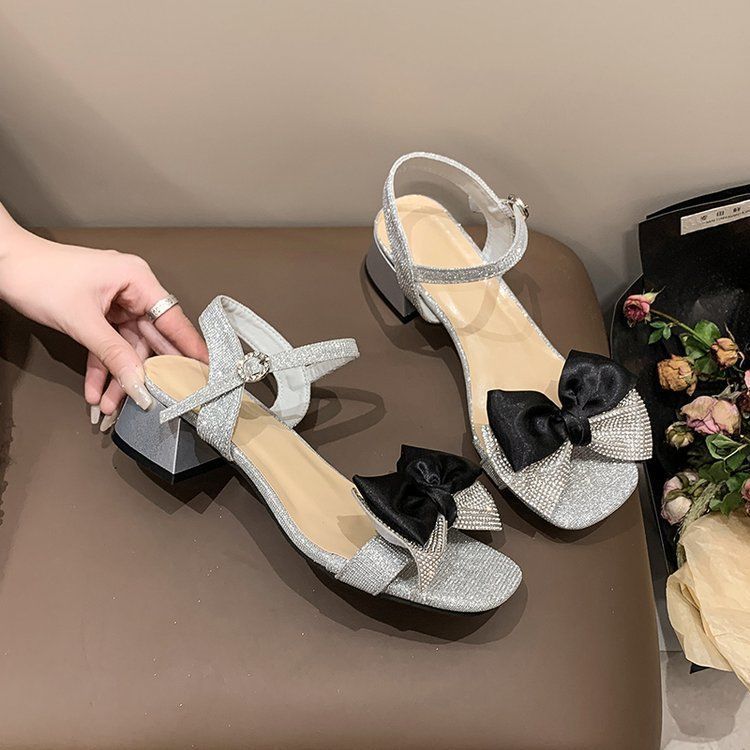 Schleife hohle High Heels Damen 2025 Sommer neu mittlerer Absatz eckiger Kopf Wort mit Spleiß Strass Sandalen Mode