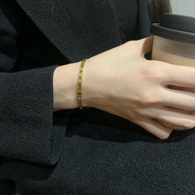 Trendy Light Luxury Gold Emerald Titanium Steel Bracelet for Women