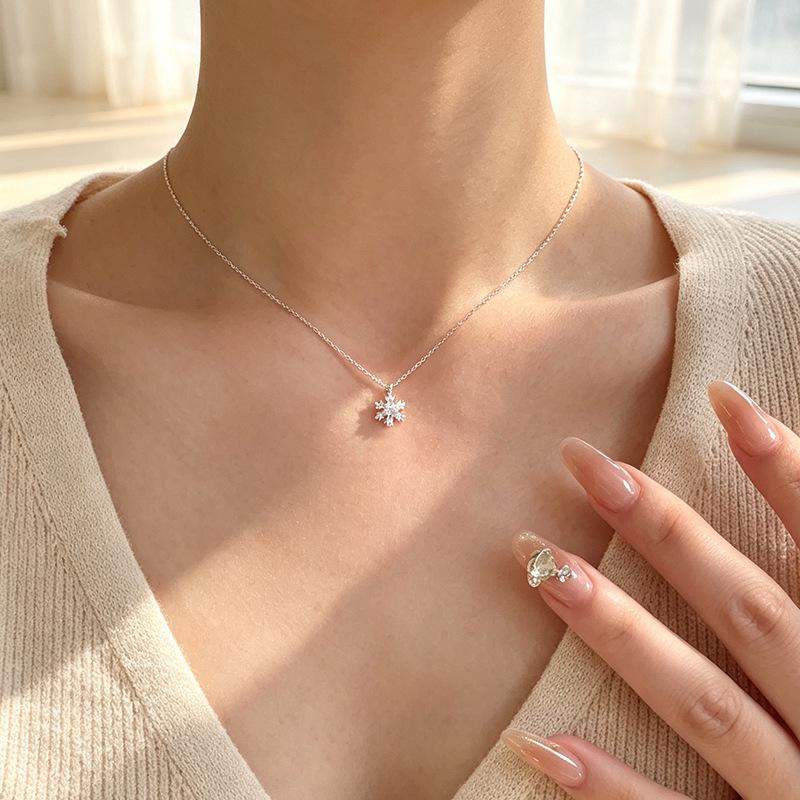 Rhinestone Snowflake Necklace - Elegant Winter Clavicle Chain with Simple, Luxurious Design