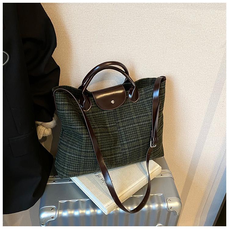 IELGY Woolen Bag Large Capacity Autumn Winter All-Match Plaid One-Shoulder Portable Commuter Tote Bag