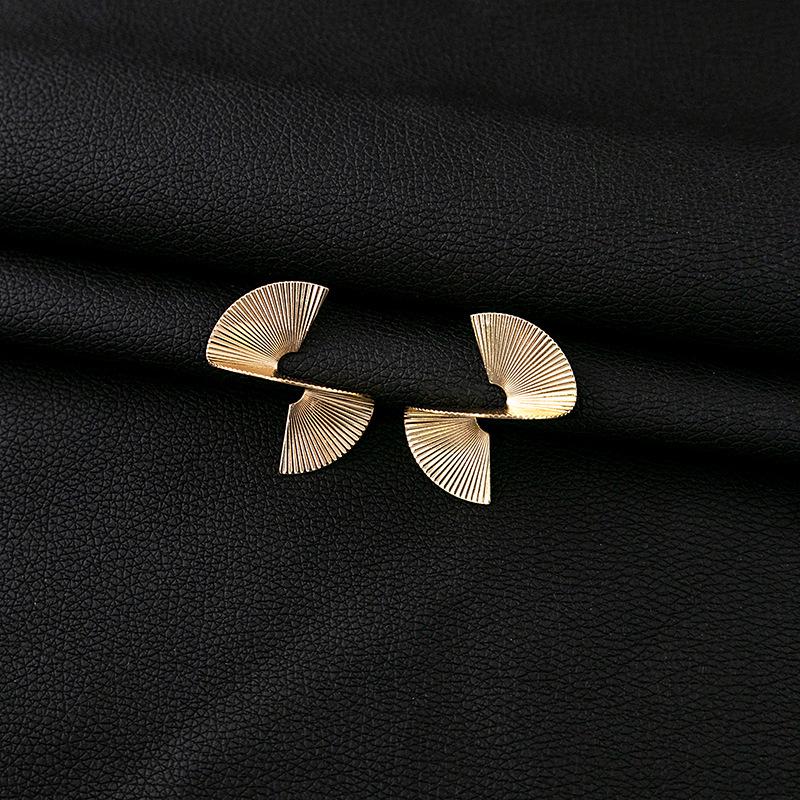 Exquisite European Retro Gold Leaf Butterfly Ginkgo Earrings in Lightweight Luxury Design
